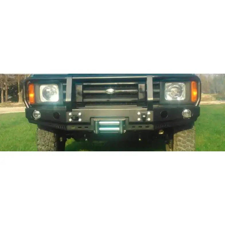 Støtfanger foran med bullbar til Land Rover Discovery I i sort stål, montert på terrengbil utendørs.