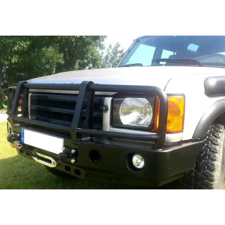 Støtfanger foran med bullbar til Land Rover Discovery II, svart metall med bøyle og vinsjfeste, sett skrått forfra.