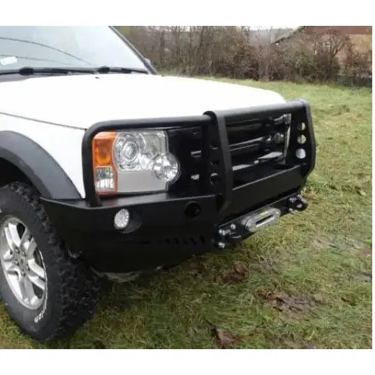 Frontfanger med bullbar for Land Rover Discovery III, sort metall montert på hvit SUV, sett skrått forfra.