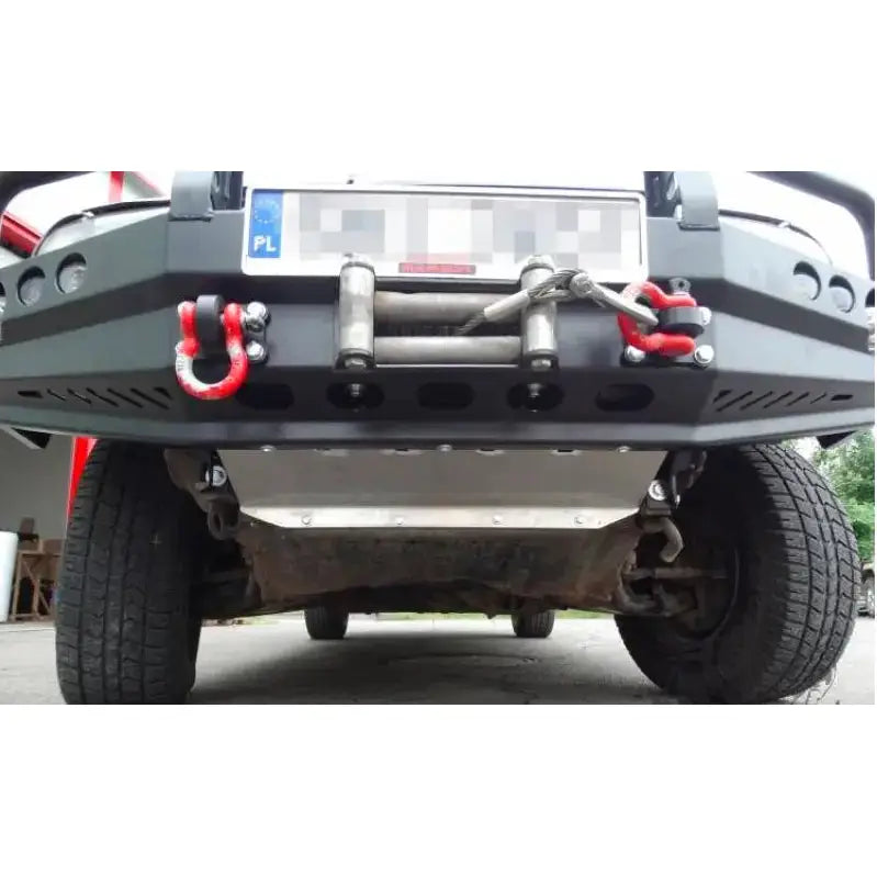 Front bumper for Mitsubishi L200 III med bullbar, røde sjakler og vinsjfeste, sett nedenfra utendørs.