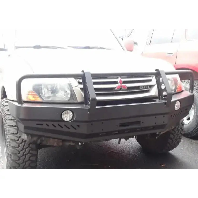 Støtfanger foran til Mitsubishi Pajero III med bullbar, sorte rørbeskyttere og integrerte tåkelys.