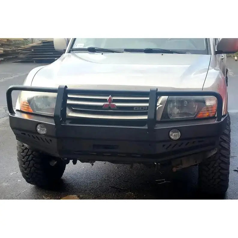 Front bumper av svart metall med bullbar på Mitsubishi Pajero III, sett forfra med tåkelys.