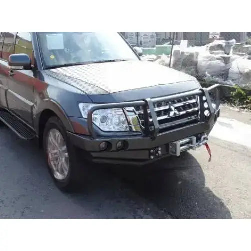 Støtfanger foran med bullbar til Mitsubishi Pajero IV 2015, montert på mørk SUV, skrå vinkel.