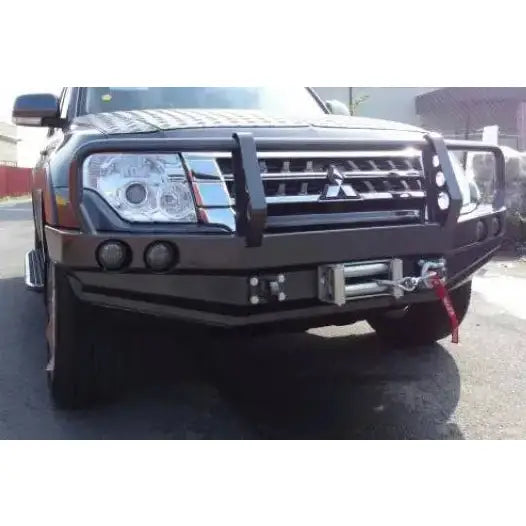 Frontfanger med bullbar på Mitsubishi Pajero IV 2015, vinsj og ekstra lys sett fra lav vinkel.