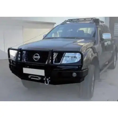 Støtfanger foran med bullbar på sort Nissan Navara D40, krokfeste og lyktebeskyttelse, sett skrått forfra.