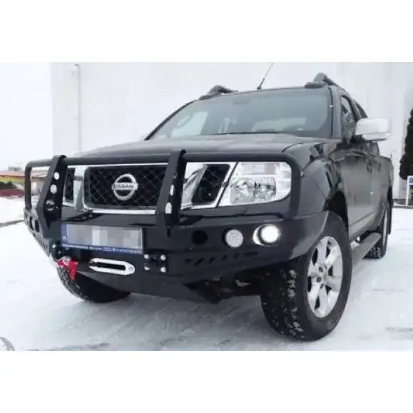 Støtfanger foran med bullbar på Nissan Navara D40, ekstra lykter og rød tauekrok, snø på bakken.
