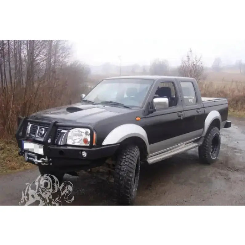 Frontfanger på Nissan NP300 med bullbar, sett skrått forfra, robuste dekk og doble stigbrett.