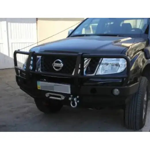 Støtfanger foran med bullbar til Nissan Pathfinder, sort bil med frontbøyle og vinsjfeste under grillen.