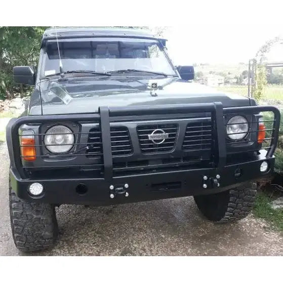 Støtfanger foran med bullbar til Nissan Patrol Y60, sort metall med kraftige stenger og lyktebeskyttelse.