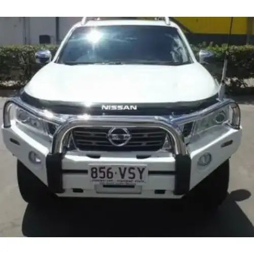 Støtfanger foran med bullbar på hvit Nissan Pickup D23, sett rett forfra med kromdetaljer og Nissan-logo.