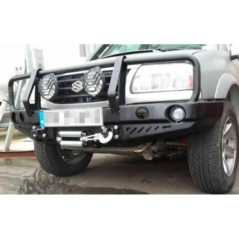 Frontfanger til Suzuki Grand Vitara 98-05 med bullbar, ekstralys, gitter og tauekrok sett forfra.