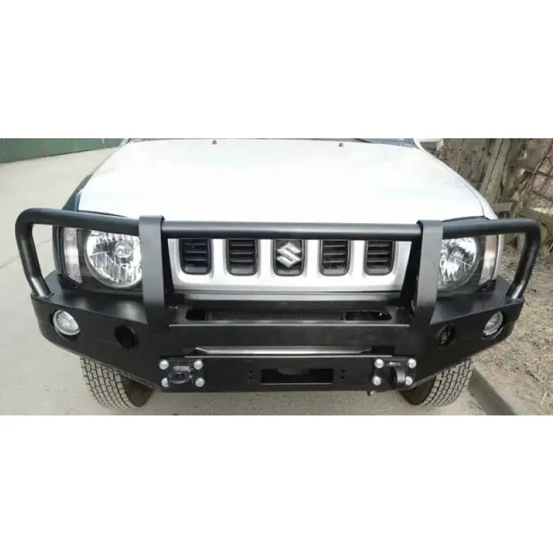 Støtfanger foran med bullbar til Suzuki Jimny 05-12, sort metallfrontbøyle montert på hvit bil.