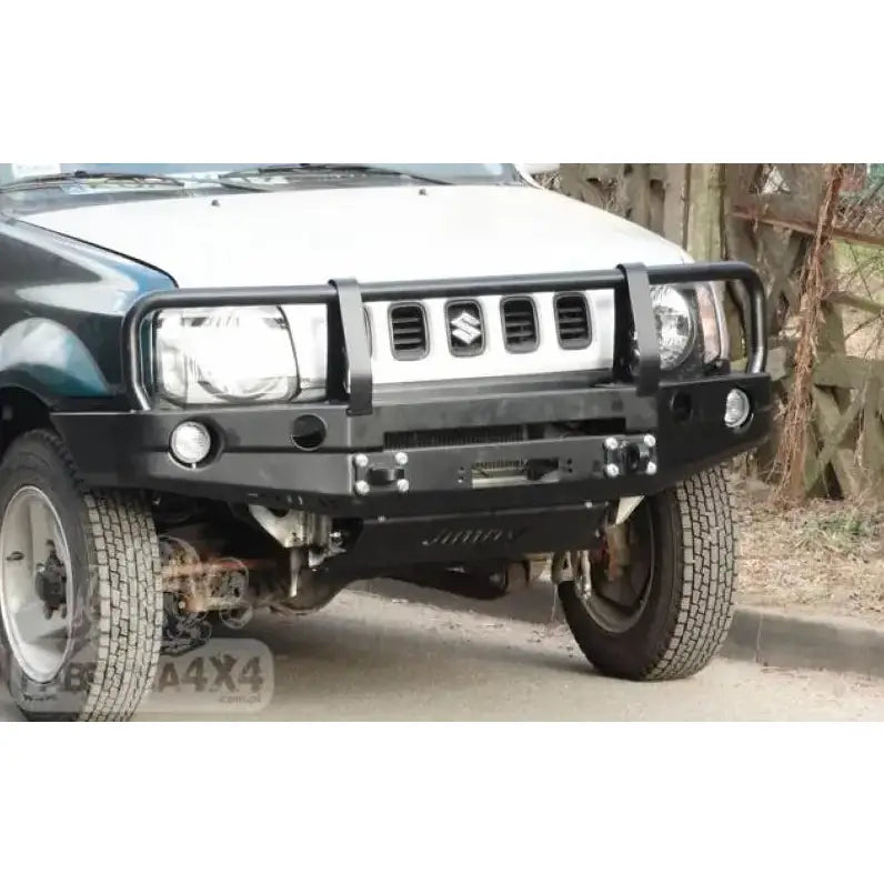 Front bumper til Suzuki Jimny 05-12 bensin, sort metall med bullbar og integrerte lykter, sett skrått forfra.