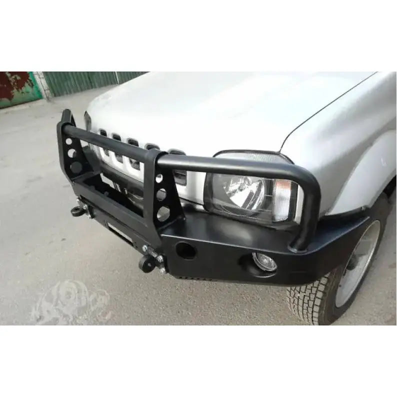 Frontbumper til Suzuki Jimny 05-12 bensin med bullbar, sort metall, montert foran, sett skrått.