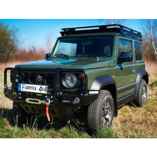 Støtfanger foran med bullbar på grønn Suzuki Jimny IV 1.5 bensin sett skrått forfra utendørs.