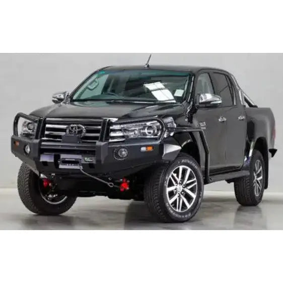 Støtfanger foran med bullbar på sort Toyota HI LUX REVO 2015- med robuste detaljer og metallic finish.