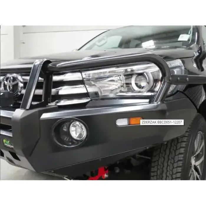 Frontfanger til Toyota HI LUX REVO 2015- med bullbar, store frontlykter og synlige hjul.
