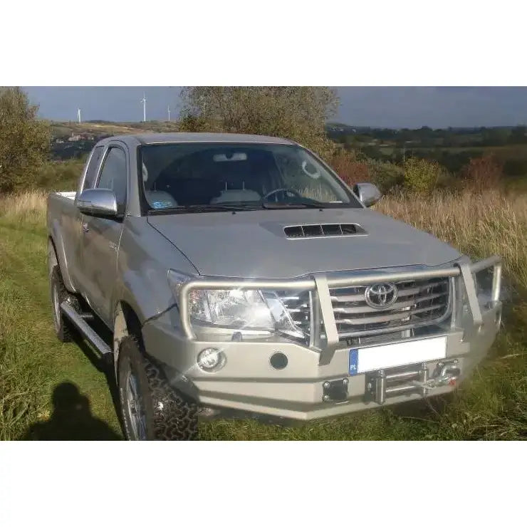 Front bumper på Toyota Hilux 11-15 med bullbar, sett skrått forfra ute i terrenget.