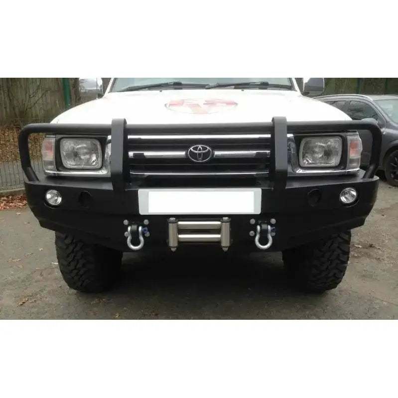 Frontfanger til Toyota Hilux 98-05 med bullbar, to slepekroker og metallruller for vinsj, sett forfra.