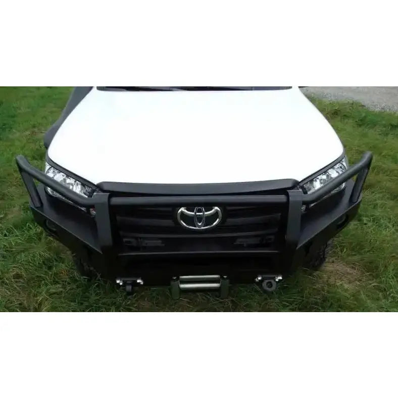 Frontfanger til Toyota Hilux Revo 16- med sort bullbar, montert på hvit SUV utendørs på gress.