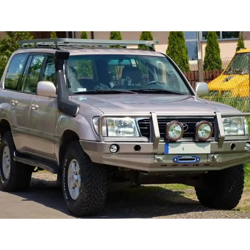 Front bumper på Toyota Land Cruiser J100 med bullbar, ekstralys, takstativ og snorkel sett forfra.