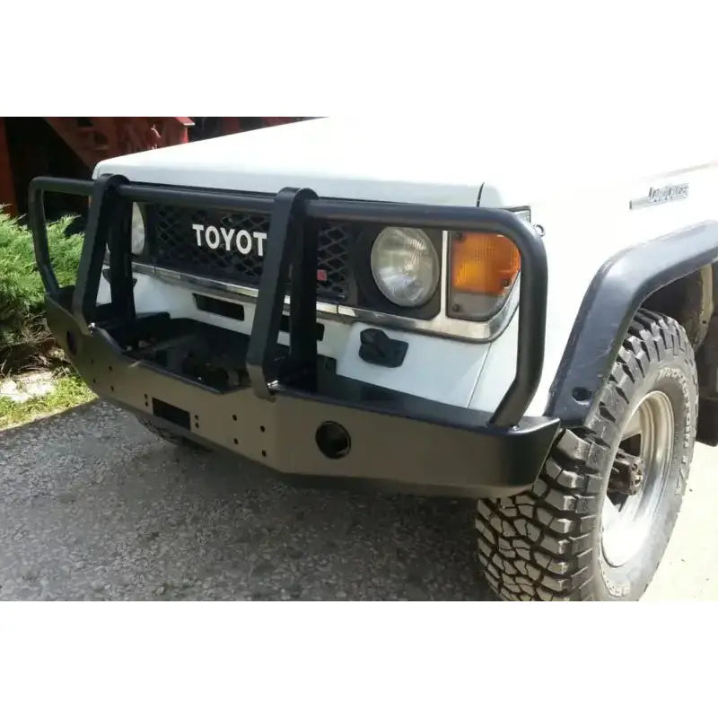 Frontfanger til Toyota Land Cruiser J70 med bullbar, sort metall og bøylebeskyttere, sett fra venstre hjørne.