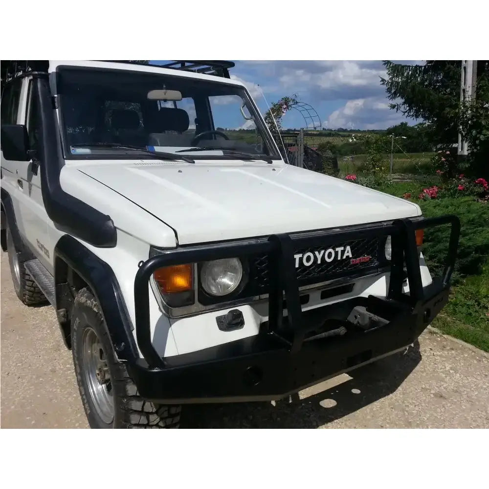 Frontbumper på Toyota Land Cruiser J70 med svart kufanger, snorkel og takstativ, sett skrått forfra.