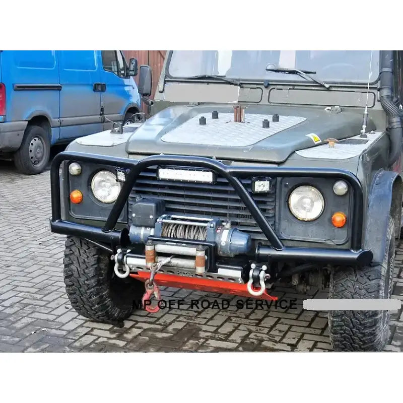 Frontfanger på Land Rover Defender med kraftig svart bullbar og metallfarget vinsj, sett rett forfra.
