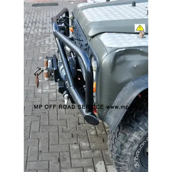 Front bumper på Land Rover Defender med sort bullbar, vinsj og tauingstilbehør, sett skrått ovenfra.