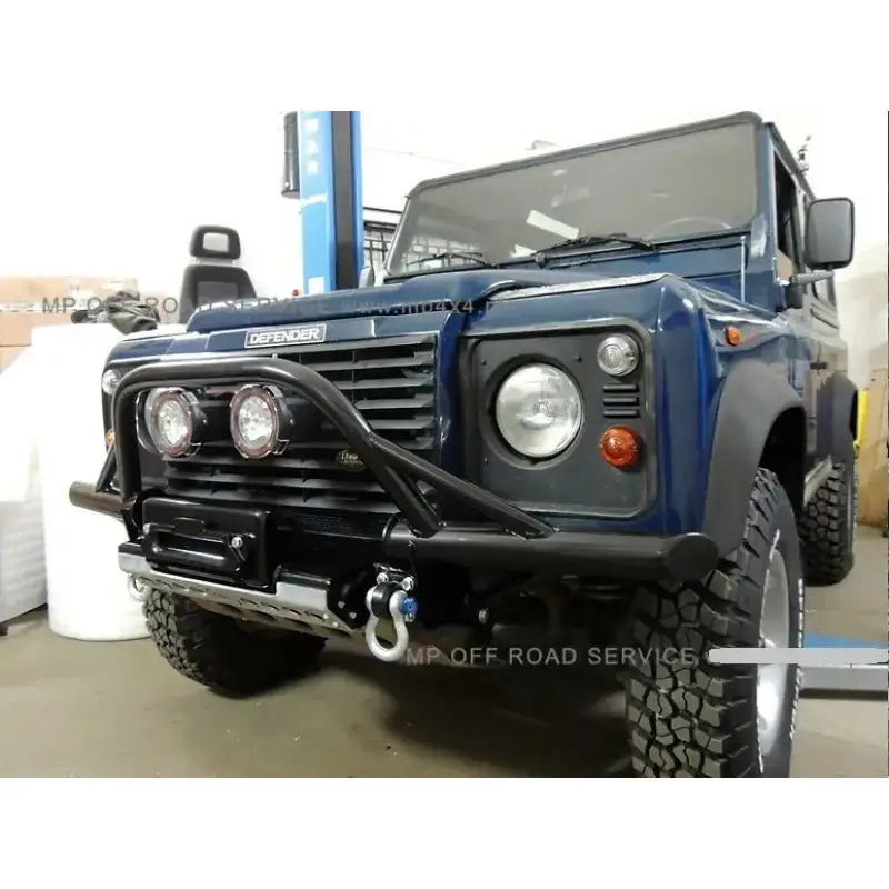 Støtfanger foran med bullbar ver.2 på blå Land Rover Defender med terrengdekk, ekstralys og vinsj.