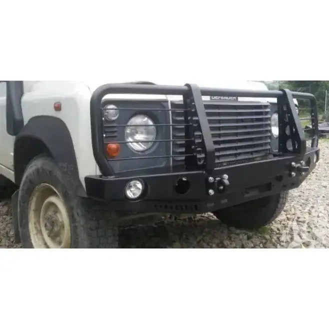 Støtfanger foran til Land Rover Defender 110 med bullbar, sort metall, montert på bil, sett fra skrå vinkel.