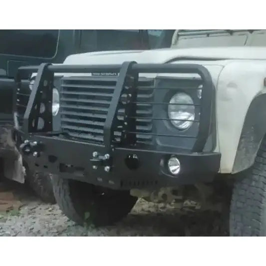 Frontfanger til Land Rover Defender 110 med bullbar, solide rør og tåkelamper, sett skrått forfra.