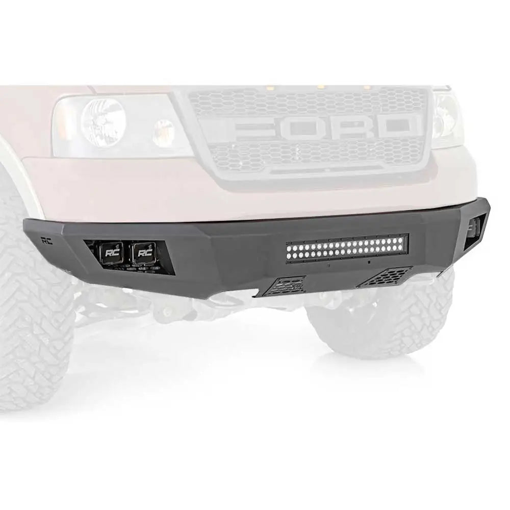 Støtfanger foran med LED-belysning Rough Country for Ford F150, sett forfra med integrerte lys.