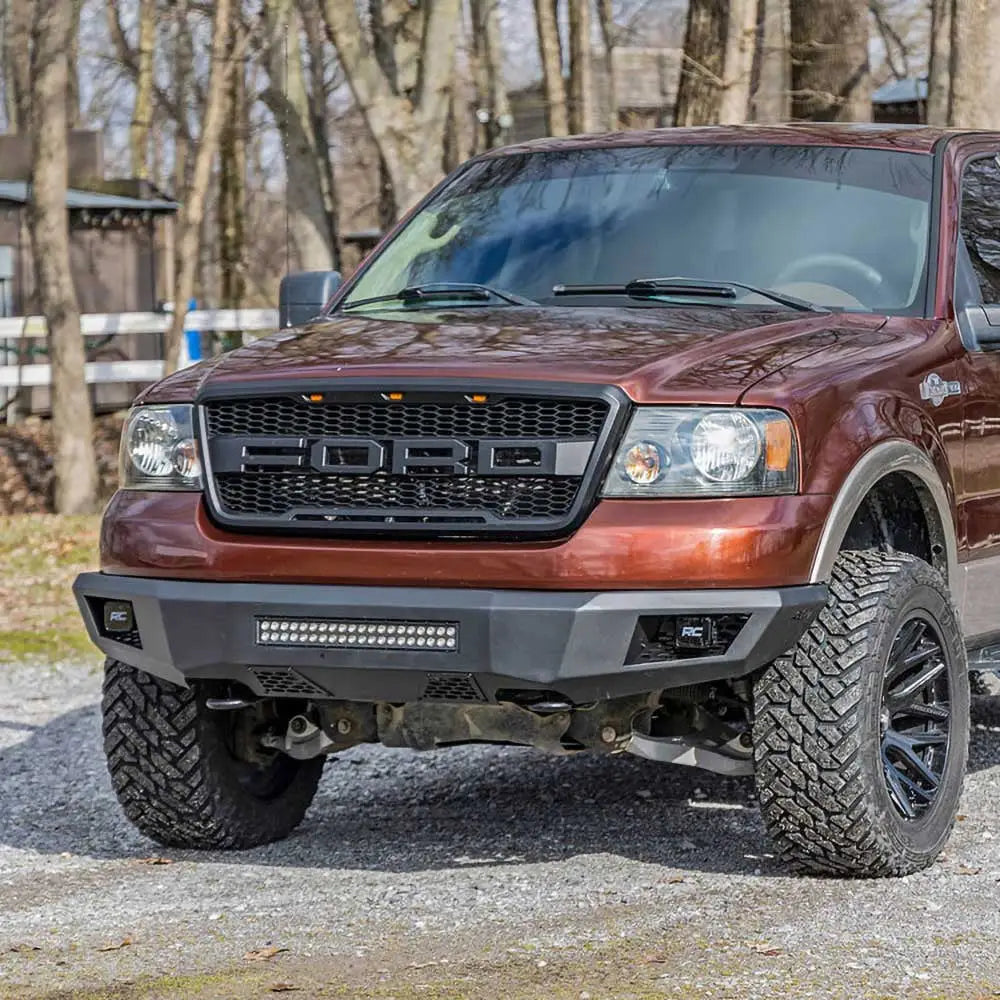 Frontbumper med LED-belysning Rough Country montert på metallic brun Ford F150 med terrengdekk.