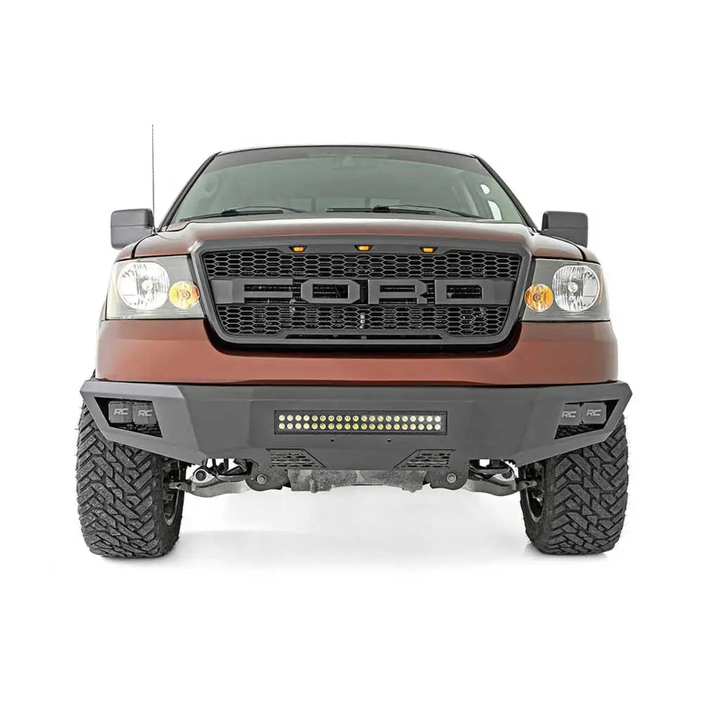 Front bumper med LED-belysning Rough Country på brun Ford F150 med sort grill og terrengdekk.