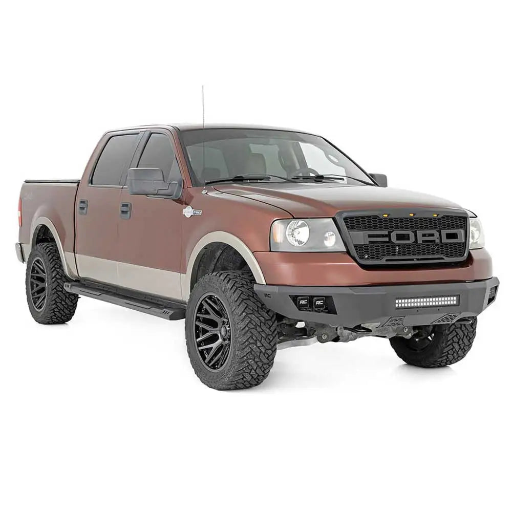 Frontbumper Rough Country med LED-belysning montert på Ford F150 04-08 med terrengdekk.