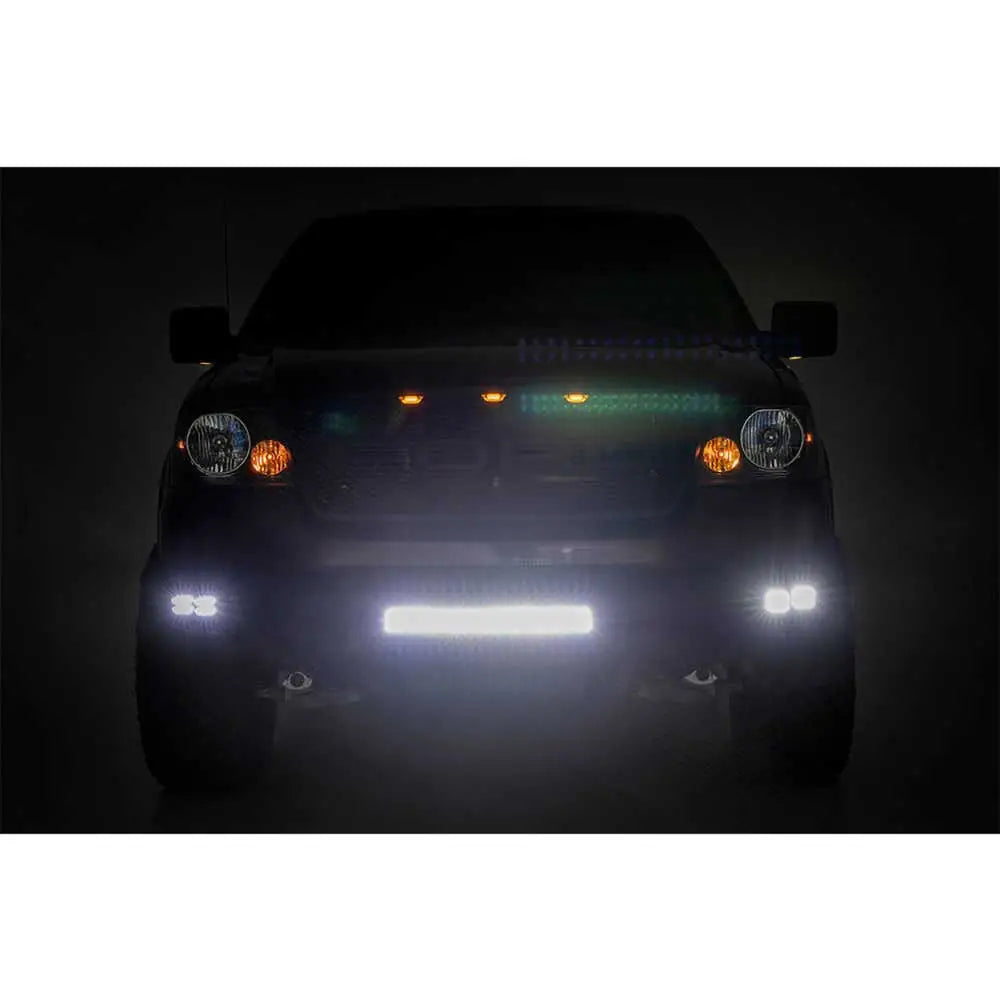 Støtfanger foran med LED-belysning Rough Country montert på Ford F150, hvitt og oransje lys synlig i mørket.