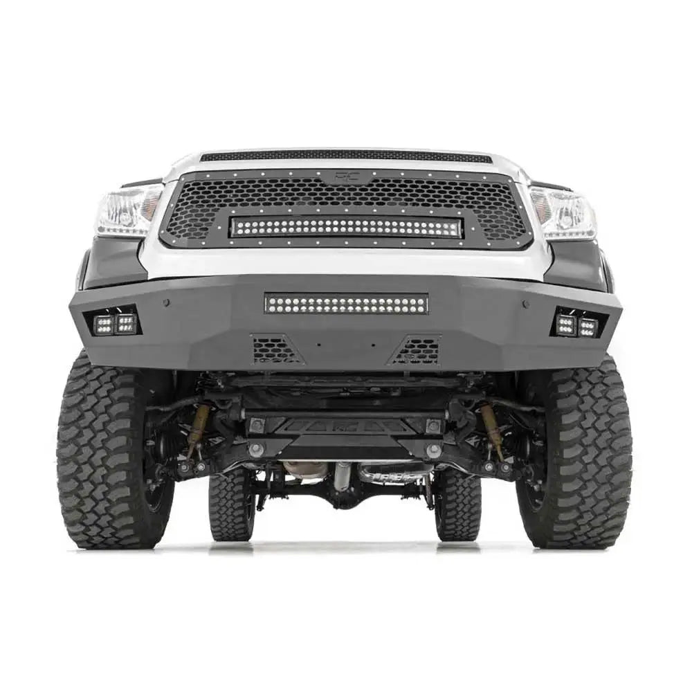 Front bumper med LED-lys til Toyota Tundra, sett forfra med store terrengdekk og grovmasket grill.