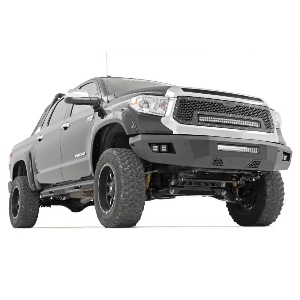 Front bumper med LED-lys Rough Country montert på Toyota Tundra pickup med offroad-dekk.