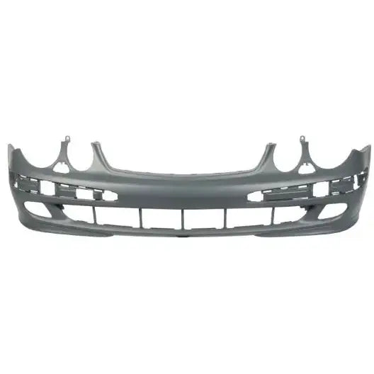 Støtfanger foran til Mercedes E Klasse W211 02-06 Avantgarde i grå plast sett forfra mot hvit bakgrunn.