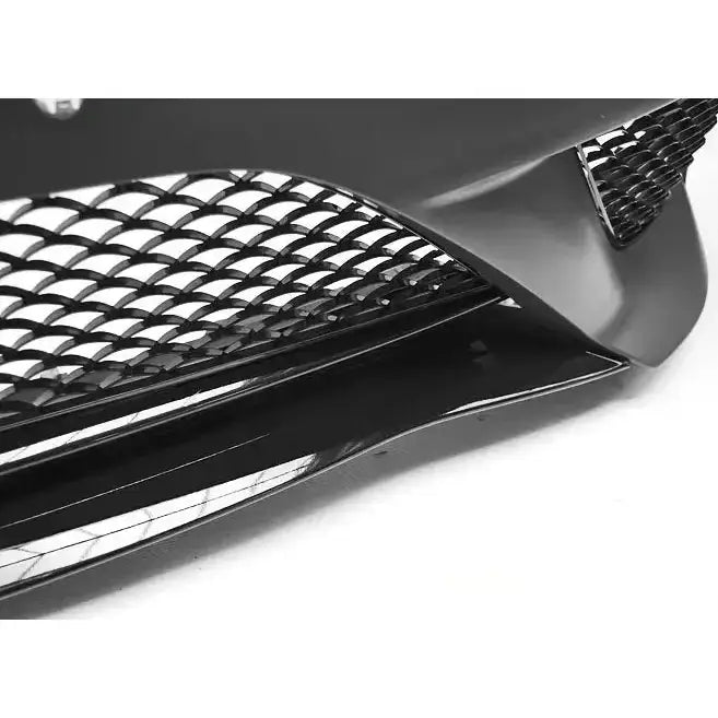 Front bumper til Mercedes S-Klasse W222 AMG S63, sort grill med bikubemønster og blank kant.
