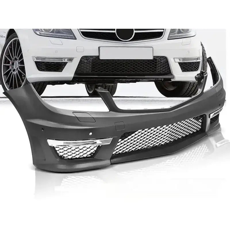 Støtfanger foran Mercedes W204 C63 Style med nettinggrill og kromdetaljer montert på hvit bil.