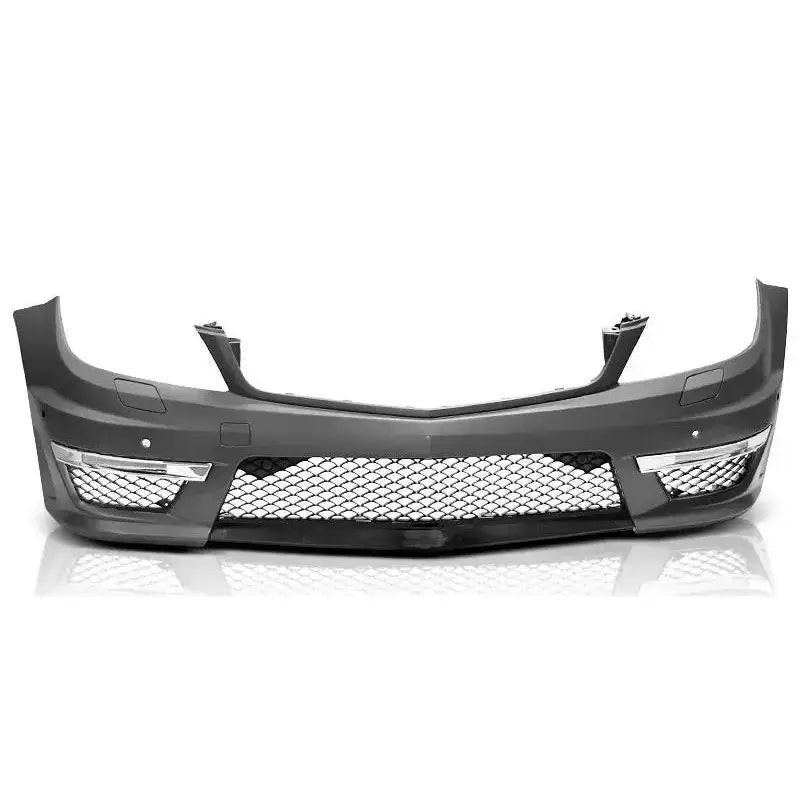 Front bumper Mercedes W204 11-14 C63 style med netting-gitter og sølvdetaljer sett forfra.