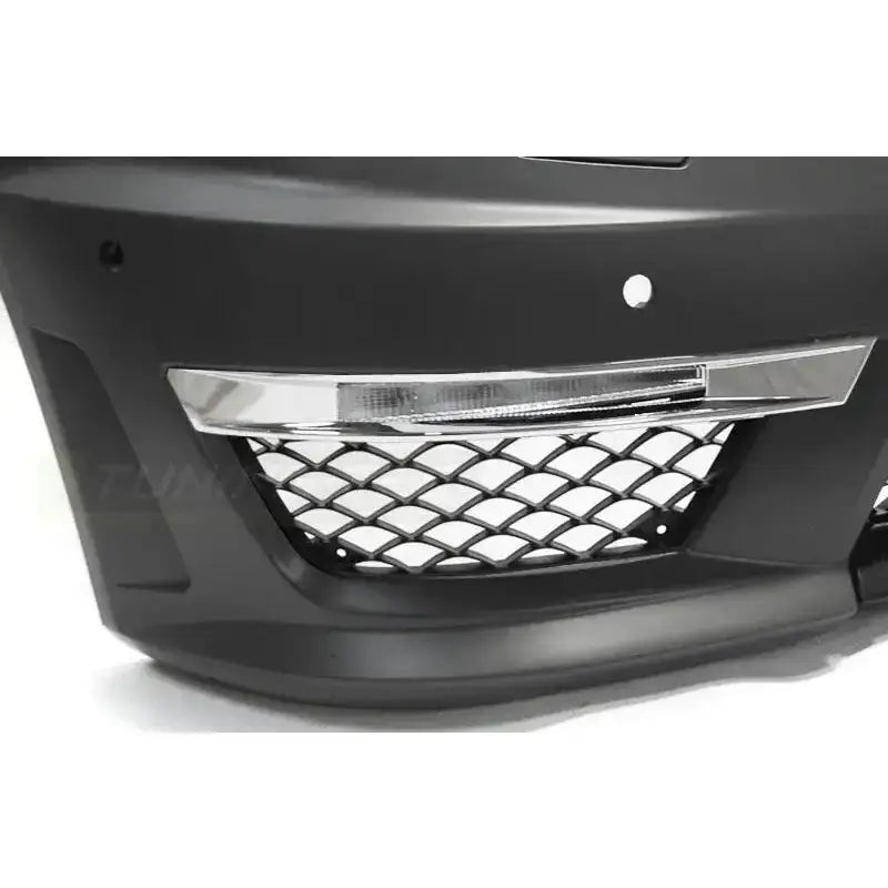 Frontbumper til Mercedes W204 C63 Style med sølv grilldetalj og nettingmønster nederst, nærbilde.