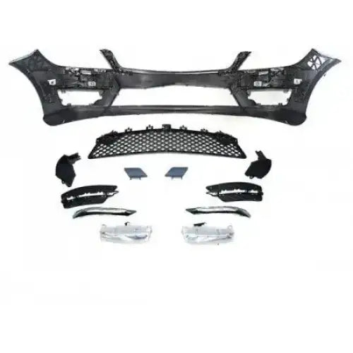 Front bumper til Mercedes W204 11-14 Sport PDC med grill, deksel og lyktehus på lys bakgrunn.