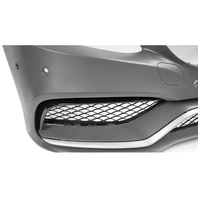 Front bumper Mercedes W205 C63 Style med sort nettinggitter og sølv dekorlist, nærbilde fra skrå vinkel.