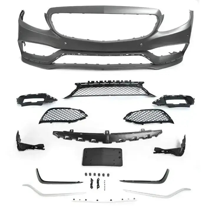 Frontbumper Mercedes W205 C63 Style svart sett med grill, braketter og monteringsdeler på hvit bakgrunn.