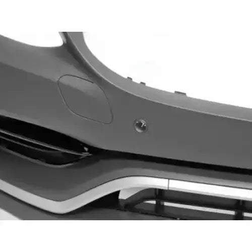 Frontbumper for Mercedes W205 C63 Style i grå plast med synlig sensor og detaljerte konturmarkeringer.