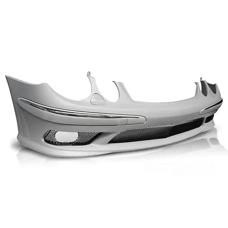 Støtfanger foran Mercedes W211 02-06 AMG Style i lysegrå plast med kromdetaljer og svarte gitterfelt.