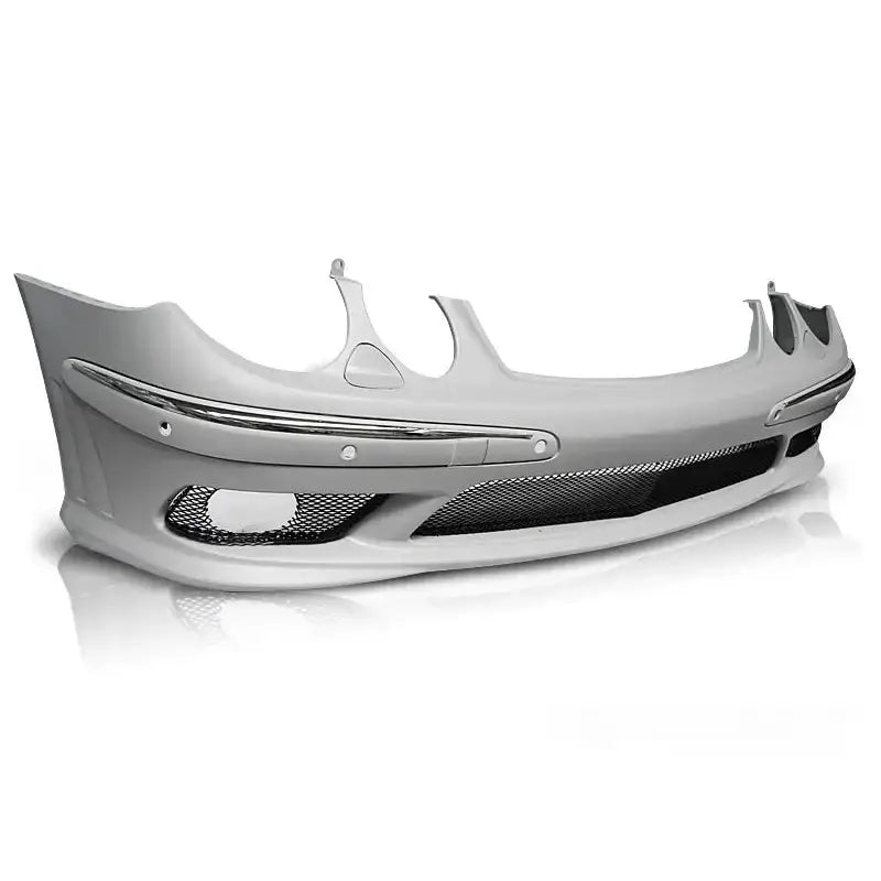 Frontfanger Mercedes W211 AMG Style med luftinntak, netting og kromlist sett fra skrått frontperspektiv.